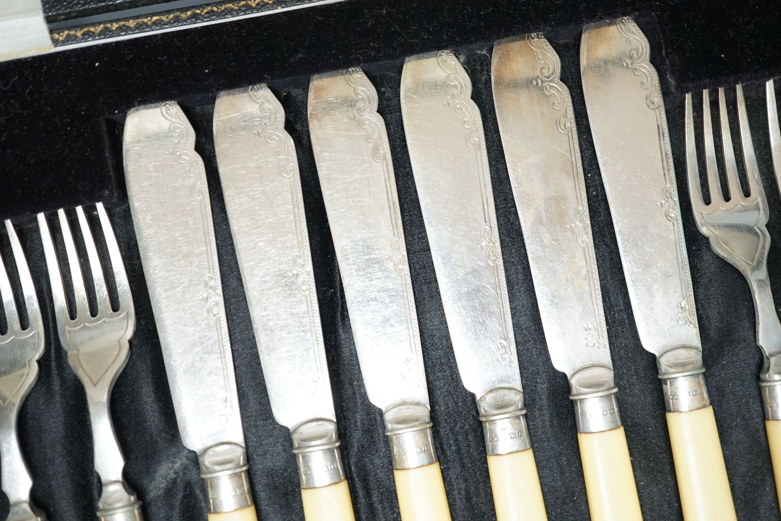 A mixed collection of sundry English silver to include unboxed flatware, a cased set silver teaspoons with tongs, further boxed cutlery including plated a four piece silver and enamel mounted glass dressing table set (en